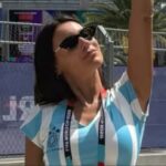 El impactante look de Pampita para el debut de la Argentina en el Mundial: corset celeste y blanco y short de jean