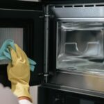 El truco casero para sacar la grasa del horno con dos ingredientes que seguro tenés en casa